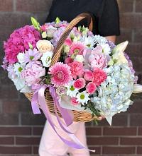 Композиция солнечный день в Кашарах Цветочная композиция из Розы, Хризантемы, Пионы и Лизиантусы в корзине в Кашарах